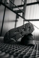 Adidas Yeezy Boost 700 v2 Black - Зображення 4