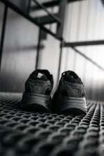 Adidas Yeezy Boost 700 v2 Black - Зображення 5