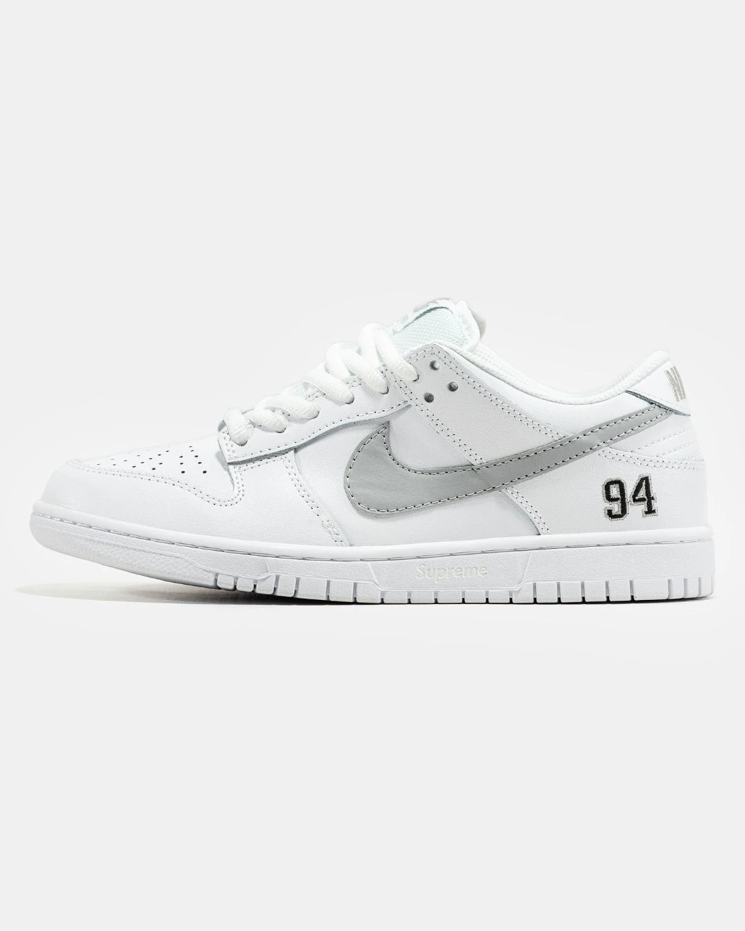 nike-sb-dunk-low-x-supreme-white-grey-96222167736858 Nike SB Dunk Low x Supreme White Grey - Зображення 1